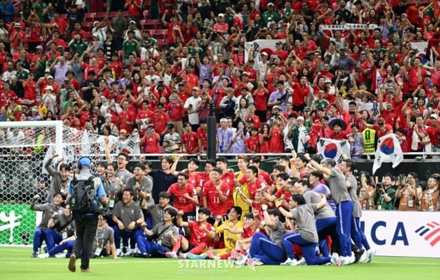 The 2026 North American World Cup Group A qualifier match between South Korea and Czechia was held on the 12th (Korea time) at Estadio Akron in Guadalajara, Mexico. Players, including Son Heung-min, celebrated a dramatic 2-1 comeback victory against Czechia, greeted their supporters, and then took commemorative photos. /Photo=Chief correspondent Kim Jin-kyung.