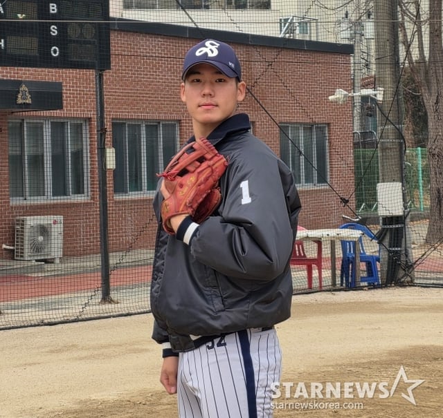서울고 김지우가 1월 15일 서울고 야구부 운동장에서 스타뉴스와 만나 글러브를 끼고 포즈를 취하고 있다. /사진=김동윤 기자