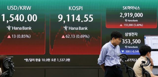 El 22 de por la tarde, en la sala de negociación del Banco Hana en el distrito de Jung-gu de Seúl, se mostraban las cotizaciones de SK Hynix y Samsung Electronics, tras cerrar SK Hynix el día como líder del KOSPI por capitalización bursátil, desplazando a Samsung Electronics. /Foto=NEWS1
