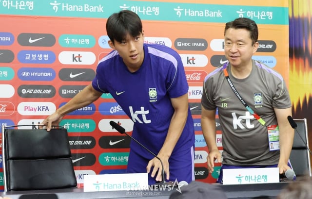 2026 북중미월드컵에 출전한 대한민국 축구 국가대표팀이 22일 멕시코 몬테레이 유니버시티 스타티음에서 훈련을 진행했다. 이한범이 훈련에 앞서 취재진의 인터뷰에 응하고 있다. /사진=김진경 대기자
