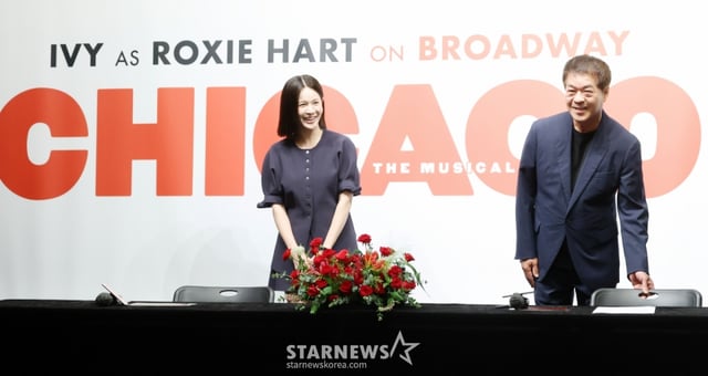 가수 겸 뮤지컬 배우 아이비, 박명성 프로듀서가 23일 서울 중구 충무아트센터에서 진행된 뮤지컬 '시카고' 브로드웨이 공연 진출 관련 기자간담회에 참석해 인사를 하고 있다. /2026.06.23 /사진=김휘선 hwijpg@