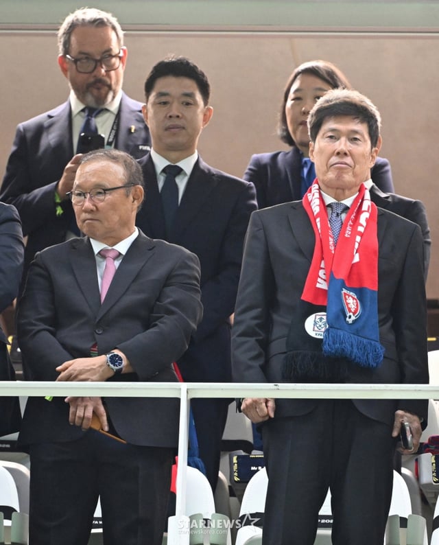 2026 북중미월드컵 A조 예선 대한민국-체코전이 12일(한국 시간) 멕시코 과달라하라 에스타디오 아크론에서 열렸다. 박항서 지원단장과 차범근 전 감독이 걍기 재시를 기다리고 있다. /사진=김진경 대기자