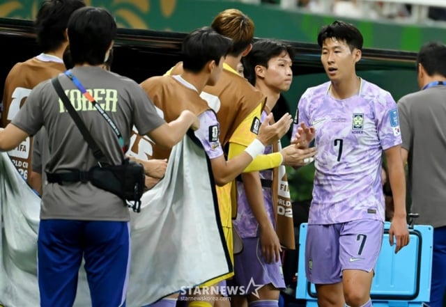 2026 북중미월드컵 A조 예선 대한민국 대 멕시코 경기가 19일(한국 시간) 멕시코 과달라하라 에스타디오 아크론에서 열렸다.후반 손흥민이 교체되고 있다. /사진=김진경 대기자.