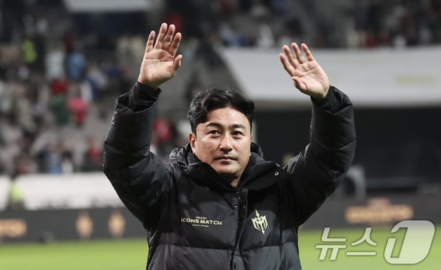지난 2024년 레전드 매치에서 팬들에게 인사하는 안정환. /사진=뉴스1 제공