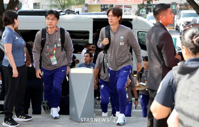 2026 북중미월드컵에 출전한 대한민국 축구 국가대표팀이 남아공전을 앞두고 21일 멕시코 몬테레이에 도착했다. 홍명보 감독을 비롯한 선수단이 팬들의 환호를 받으며 대표팀 숙소로 들어가고 있다. /사진=김진경 대기자.