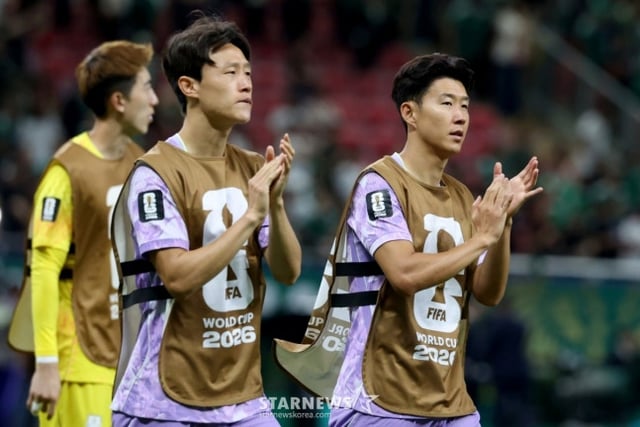 2026 북중미월드컵 A조 예선 대한민국 대 멕시코 경기가 19일(한국 시간) 멕시코 과달라하라 에스타디오 아크론에서 열렸다.손흥민과 이재성이 경기를 마무리하고 있다. /사진=김진경 대기자.