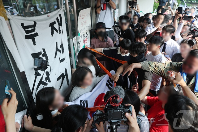 6·3 지방선거 투표용지 부족 사태로 시작한 서울 송파구 올림픽공원 핸드볼경기장 일대 ‘개표소 봉쇄 시위’가 이어지는 16일 한 시민이 대한체육회 관계자들의 핸드볼경기장 진입을 막고있다. /사진=뉴스1 제공