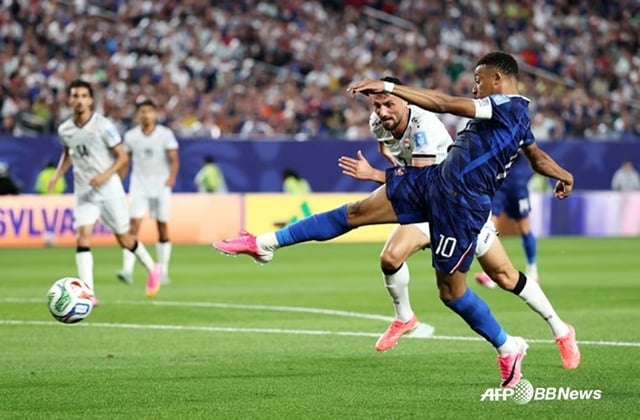 프랑스 축구대표팀의 공격수 킬리안 음바페(오른쪽)가 23일(한국시간) 미국 필라델피아주 필라델피아 스타디움에서 열린 이라크와 2026 FIFA 북중미 월드컵 조별리그 I조 2차전에서 슛을 시도하고 있다. 음바페는 멀티골을 터뜨리며 3-0 승리에 앞장섰다. /AFPBBNews=뉴스1