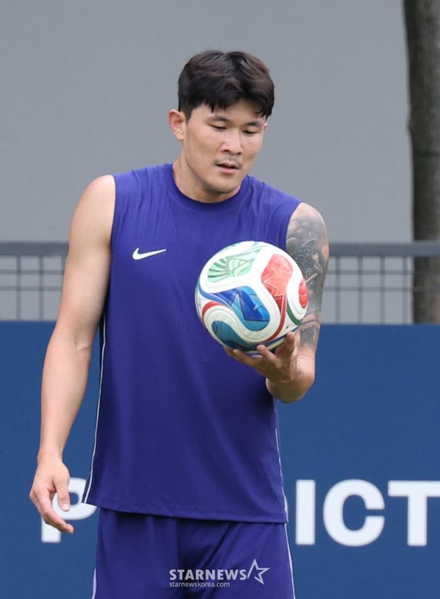 대한민국 축구 국가대표팀이 2026 북중미월드컵 A조 예선 멕시코전을 하루 앞두고 17일 멕시코 과달라하라 치바스 베르데 바예에서 훈련을 진행했다. 김민재가 비장한 표정으로 훈련을 하고 있다. /사진=김진경 대기자.