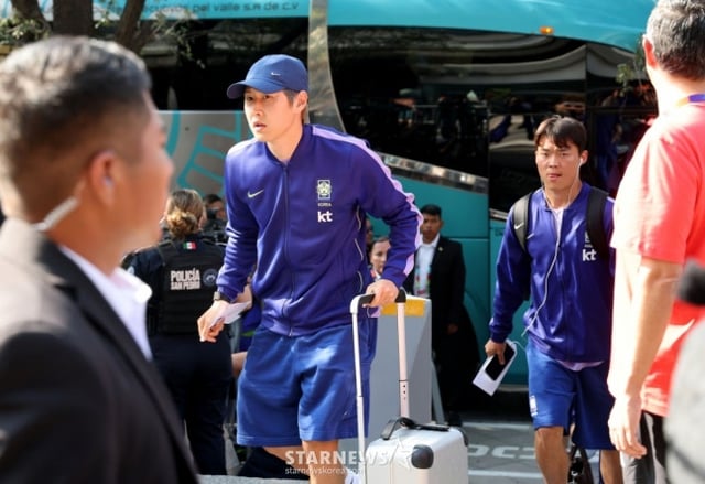 2026 북중미월드컵에 출전한 대한민국 축구 국가대표팀이 남아공전을 앞두고 21일 멕시코 몬테레이에 도착했다. 이강인, 오현규를 비롯한 선수들이 팬들의 환호를 받으며 대표팀 숙소로 들어가고 있다. /사진=김진경 대기자.
