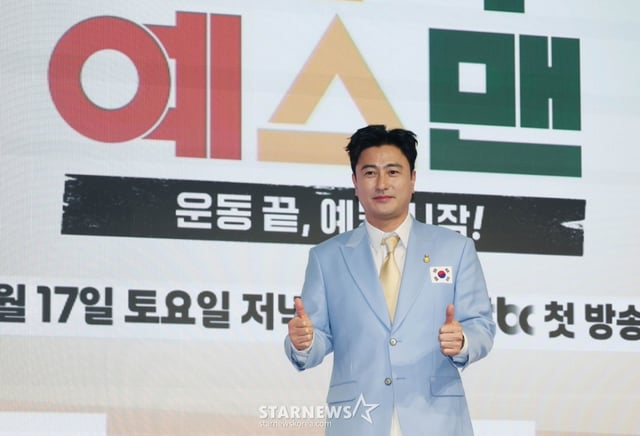 방송인 안정환이 14일 오후 서울 영등포구 페어몬트 앰배서더 호텔에서 진행된 JTBC 예능 '예스맨' 제작발표회에 참석해 포즈를 취하고 있다. 레전드 스포츠 스타들의 치열한 예능 생존전 ‘예스맨’은 오는 17일 첫 방송된다. /2026.01.14 /사진=이동훈 photoguy@