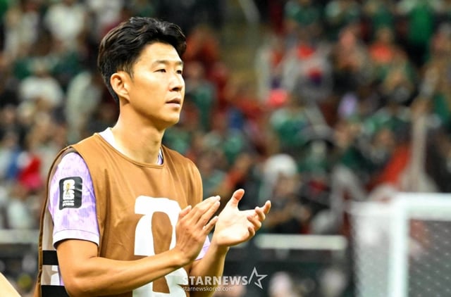 멕시코에 0-1로 패한 후 손흥민이 그라운드로 나와 팬들에게 인사를 하고 있다. 2026.06.19. /사진=김진경 kim.jinkyung@