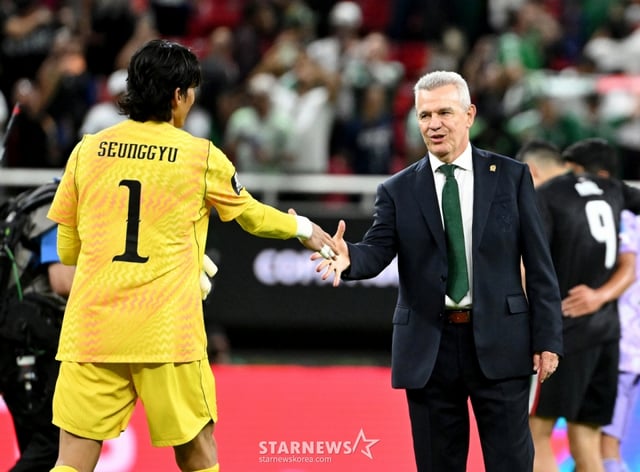 2026 북중미월드컵 A조 예선 대한민국 대 멕시코 경기가 19일(한국 시간) 멕시코 과달라하라 에스타디오 아크론에서 열렸다.김승규가 아기레 감독과 악수를 나누며 경기를 마무리하고 있다. 2026.06.19. /사진=김진경 대기자