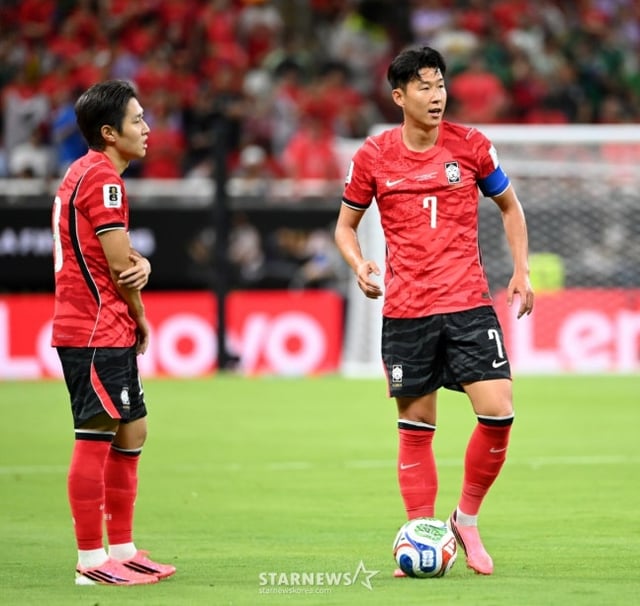 2026 북중미월드컵 A조 예선 대한민국-체코전이 12일(한국 시간) 멕시코 과달라하라 에스타디오 아크론에서 열렸다. 손흥민과 이강인이 프리킥 준비를 하고 있다. /사진=김진경 대기자.