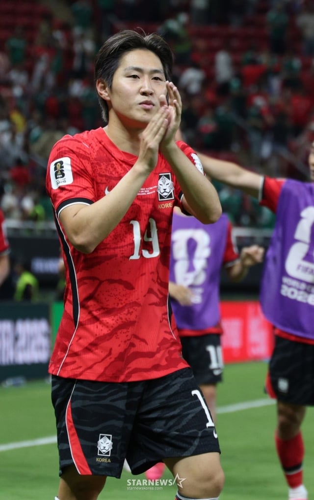 2026 북중미월드컵 A조 예선 대한민국-체코전이 12일(한국 시간) 멕시코 과달라하라 에스타디오 아크론에서 열렸다. 이강인을 비롯한 태극전사들이 체코에 2-1로 승리한 후 그라운드를 돌며 응원단과 소통하고 있다. /사진=김진경 대기자.