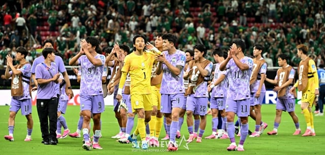 2026 북중미월드컵 A조 예선 대한민국 대 멕시코 경기가 19일(한국 시간) 멕시코 과달라하라 에스타디오 아크론에서 열렸다.골키퍼 김승규가 선수들을 다독이고 있다. 2026.06.19. /사진=김진경 kim.jinkyung@