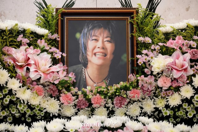 가수 옥희(본명 김광숙)의 빈소가 21일 오후 서울 송파구 서울아산병원 장례식장 22호에 마련된 가운데 배우자 홍수환 씨가 빈소를 지키고 있다. 옥희는 20일 오후 암 투병 끝에 별세했다. 발인은 24일, 장지는 함백산 추모공원이다. (2026.06.21) /사진=이동훈 photoguy@