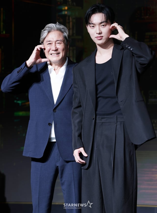 'Actor Choi Min-sik and Choi Hyun-wook pose at the Netflix series "The Boy in the Last Row" press conference held on the 24th at Hotel Naru in Mapo-gu, Seoul. /2026.06.24 /Photo=Kim Hwi-seon hwijpg@