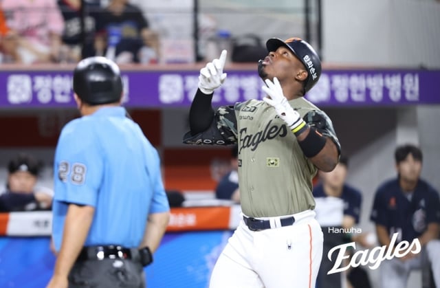Hanwha Eagles' Yonatan Peraza hits a tying solo home run and performs a celebration during the 2026 Shinhan SOL KBO League home game against the Doosan Bears at Daejeon Hanwha Life Eagles Park on the 24th. /Photo=Hanwha Eagles