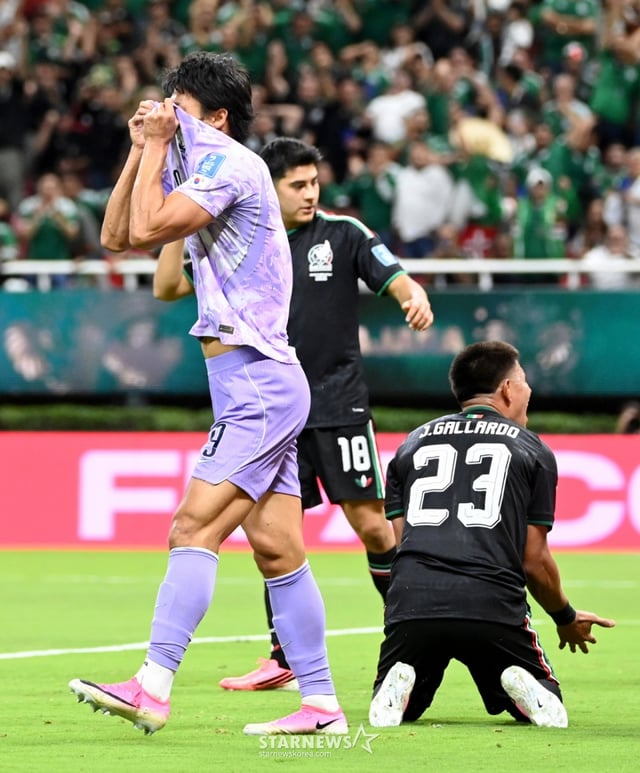 2026 북중미월드컵 A조 예선 대한민국 대 멕시코 경기가 19일(한국 시간) 멕시코 과달라하라 에스타디오 아크론에서 열렸다.  후반 교체투입된 조규성이 결정적 장면을 맞았지만 아쉽게 골키퍼 선방에 막히자 아쉬뭉을 터트리고 있다.  2026.06.19. /사진=김진경 kim.jinkyung@