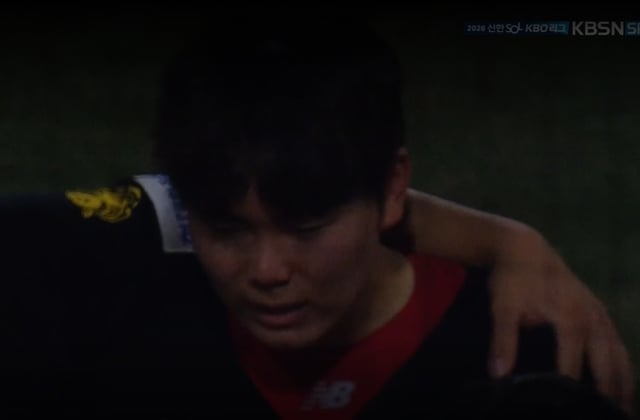 지난 20일 KT전에서 역전패한 직후 KIA 성영탁의 모습. /사진=중계 화면 캡처