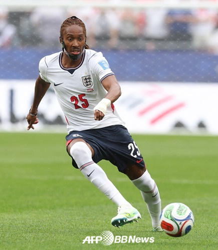 England defender Jed Spence. /AFPBBNews=NEWS1