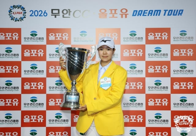 신지우가 24일 KLPGA 2026 무안CC·올포유 드림투어 10차전에서 우승을 차지하고 트로피를 들어올리고 있다. /사진=KLPGA 제공