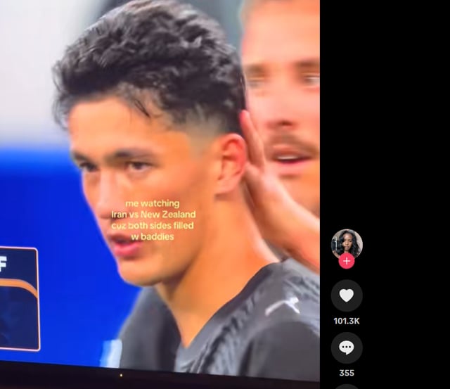 イランニュージーランドの試合に両方とも素敵な男性が多くて微笑ましいという内容を載せたTikToker@a1zoeyの写真の中の人物はニュージーランド代表チームのエリヤジャスト