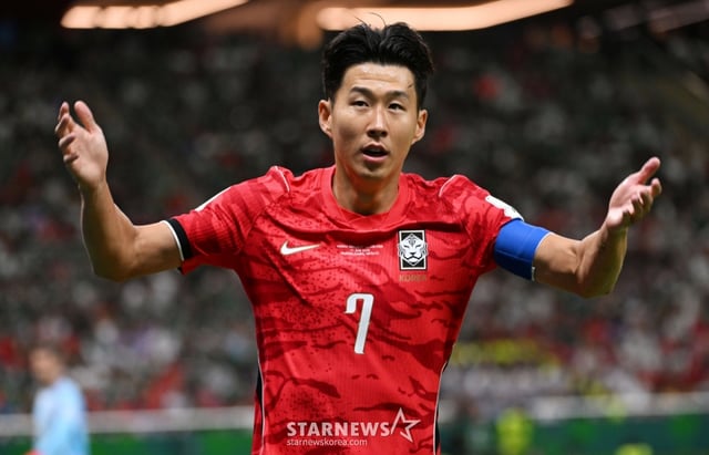 2026 북중미월드컵 A조 예선 대한민국-체코전이 12일(한국 시간) 멕시코 과달라하라 에스타디오 아크론에서 열렸다. 손흥민이 관중석에 환호을 유도하고 있다. /사진=김진경 대기자