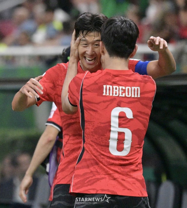 2026 북중미월드컵 A조 예선 대한민국-체코전이 12일(한국 시간) 멕시코 과달라하라 에스타디오 아크론에서 열렸다. 황인범이 동점골을 터트린 후 손흥민과 기뻐하고 있다, /사진=김진경 대기자