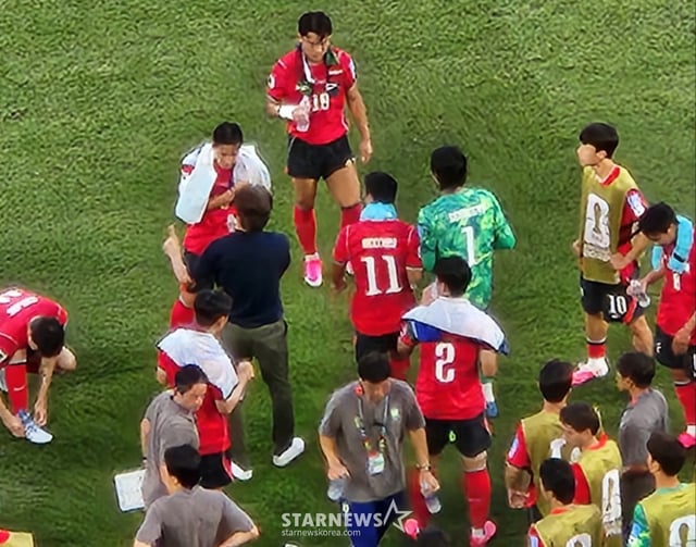 한국과 남아공의 전반전 하이드레이션 브레이크 중 홍명보(검은색 상의) 감독이 이태석에게 작전지시하고 있다. /사진=박건도 기자