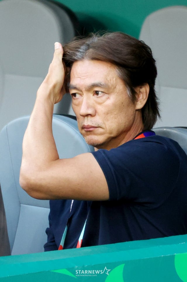 2026 북중미월드컵 A조 3차예선 대한민국 대 남아공 경기가 25일(한국시간) 멕시코 몬테레이 에스타디오 BBVA에서 열렸다.홍명보 감독이 경기시작을 앞두고 선수들을 살펴보며 선전을 다짐하고 있다. 2026.06.24. /사진=김진경 kim.jinkyung@