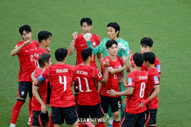 2026 북중미월드컵 A조 3차예선 대한민국 대 남아공 경기가 25일(한국시간) 멕시코 몬테레이 에스타디오 BBVA에서 열렸다.김승규와 태극전사들이 경기시작을 앞두고 선전을 다짐하고 있다. 2026.06.24. /사진=김진경 kim.jinkyung@