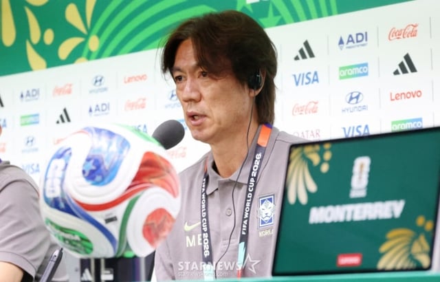2026 북중미월드컵에 출전한 대한민국 축구 국가대표팀이 남아공전을 하루 앞둔 23일 멕시코 몬테레이 에스타디오 BBVA에서 공식 기자회견을 열었다. 홍명보 감독이 기자들의 질문에 답하고 있다. /사진=김진경 대기자.