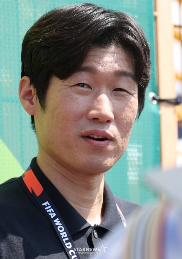 The South Korean national football team, which failed to qualify for the 2026 North, Central America and Caribbean World Cup, held training at the University Stadium in Monterrey, Mexico, on the 23rd, one day before their match against South Africa. Park Ji-sung, a commentator, is seen giving an interview to reporters. /Photo=Kim Jin-kyung kim.jinkyung@