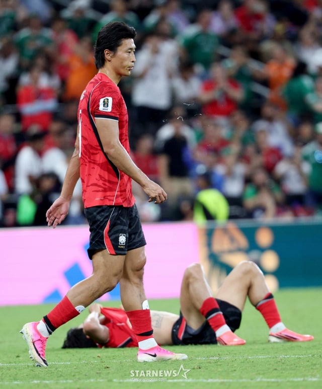 The 2026 North, Central America and Caribbean World Cup Group A third qualifying match between South Korea and South Africa was held on the 25th (Korean time) at the Estadio BBVA in Monterrey, Mexico. In the second half, after conceding the first goal, the national team lost 0-1 to South Africa and finished third in the group. Cho Gue-sung is seen finishing the match with a disappointed expression. 2026.06.24. /Photo=Kim Jin-kyung kim.jinkyung@