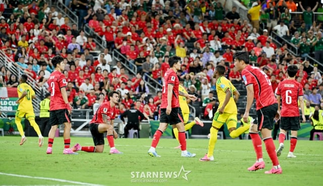 The 2026 North, Central America and Caribbean World Cup Group A third qualifying match between South Korea and South Africa was held on the 25th (Korean time) at the Estadio BBVA in Monterrey, Mexico. In the second half, South Africa's Maseko is seen scoring the first goal. 2026.06.24. /Photo=Kim Jin-kyung kim.jinkyung@