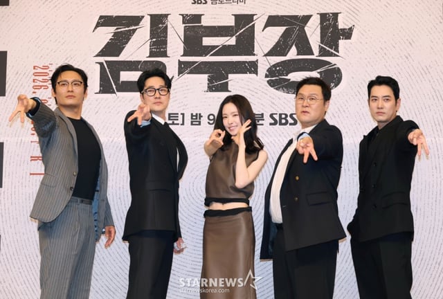 배우 최대훈, 소지섭, 손나은, 윤경호, 주상욱이 25일 오후 서울 양천구 목동 SBS에서 진행된 금토드라마 ‘김부장’ 제작발표회에 참석해 포즈를 취하고 있다. 세상에서 가장 평범한 아빠가 하나뿐인 딸을 되찾기 위해 싸우는 복수 액션 드라마 '김부장'은 오는 26일 첫 방송된다. /2026.06.25 /사진=이동훈 photoguy@