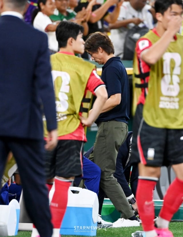 2026 북중미월드컵 A조 3차예선 대한민국 대 남아공 경기가 25일(한국시간) 멕시코 몬테레이 에스타디오 BBVA에서 열렸다.후반전 선제골을 허용하며 남아공에 0-1로 패해 조3위에 머문 대표팀, 홍명보 감독이 그라운드를 떠나고 있다. /사진=김진경 대기자.