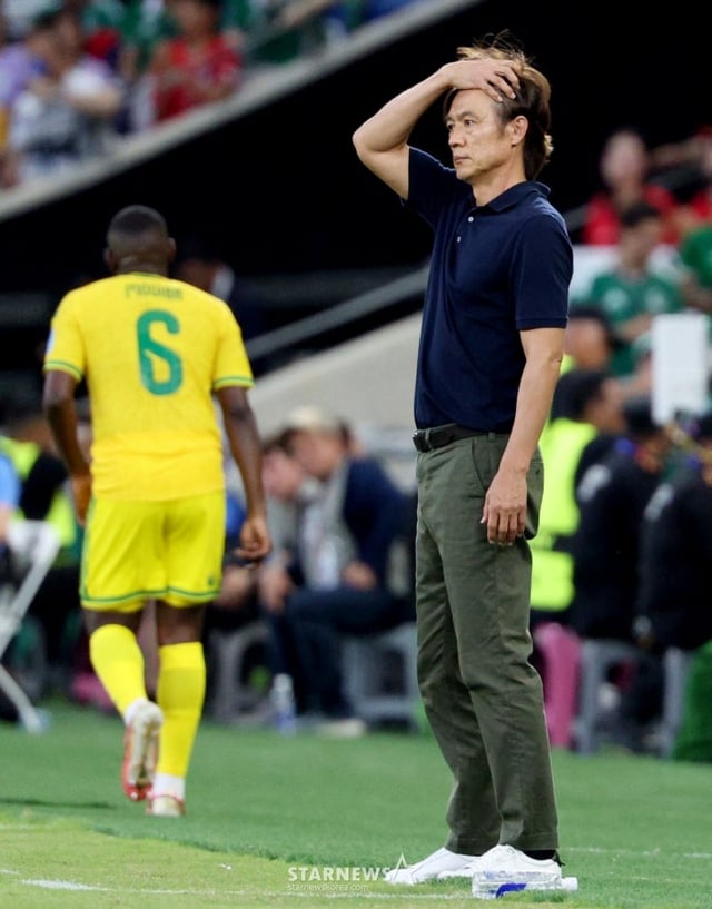 2026 북중미월드컵 A조 3차예선 대한민국 대 남아공 경기가 25일(한국시간) 멕시코 몬테레이 에스타디오 BBVA에서 열렸다.홍명보 감독이 전반 그라운드를 응시하고 있다. /사진=김진경 대기자.
