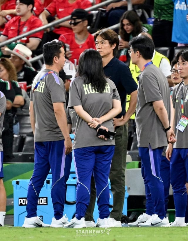 2026 북중미월드컵 A조 3차예선 대한민국 대 남아공 경기가 25일(한국시간) 멕시코 몬테레이 에스타디오 BBVA에서 열렸다.후반전 선제골을 허용하며 남아공에 0-1로 패해 조3위에 머문 대표팀, 홍명보 감독의 표정이 어둡다. /사진=김진경 대기자.
