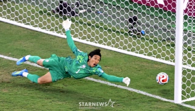 2026 북중미월드컵 A조 3차예선 대한민국 대 남아공 경기가 25일(한국시간) 멕시코 몬테레이 에스타디오 BBVA에서 열렸다.후반전 김승규가 다이빙을 해보지만 남아공의 골을 막지못하고 있다.  /사진=김진경 대기자