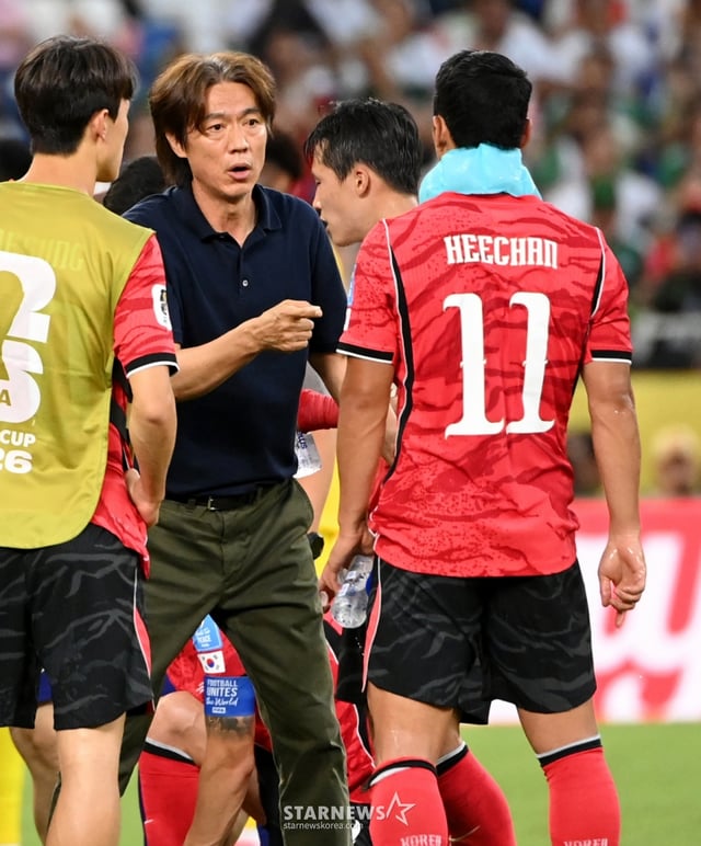 2026 북중미월드컵 A조 3차예선 대한민국 대 남아공 경기가 25일(한국시간) 멕시코 몬테레이 에스타디오 BBVA에서 열렸다.홍명보 감독이 황희찬을 독려하고 있다. 2026.06.24. /사진=김진경 kim.jinkyung@