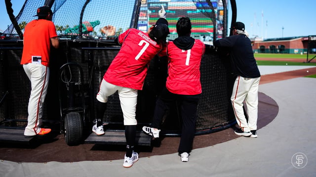 한국 축구 국가대표팀 유니폼을 입고 훈련하는 이정후(왼쪽에서 두 번째)의 모습. /사진=샌프란시스코 자이언츠 공식 X 갈무리