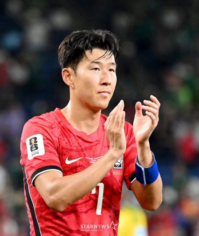 2026 북중미월드컵 A조 3차예선 대한민국 대 남아공 경기가 25일(한국시간) 멕시코 몬테레이 에스타디오 BBVA에서 열렸다. 후반전 선제골을 허용하며 남아공에 0-1로 패해 조3위에 머문 대표팀, 손흥민, 옌스 등 대표팀 선수들이 아쉬운 표정으로 경기를 마무리하고 있다. 2026.06.24. /사진=김진경 kim.jinkyung@