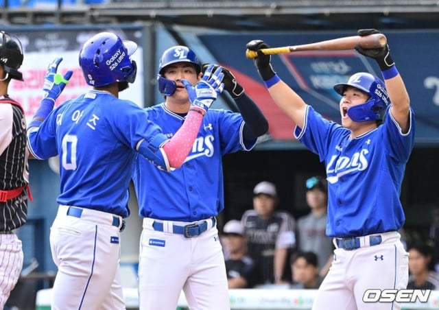 삼성 디아즈(맨 왼쪽)가 25일 잠실 LG전 1회초 1사 1, 3루에서 우월 스리런을 날리고 기뻐하고 있다.
