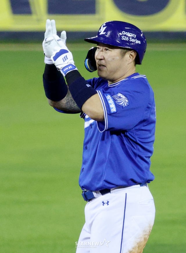 The 2026 Shinhan SOL KBO League match between LG Twins and Samsung Lions was held at Seoul Jamsil Baseball Stadium on April 12. Samsung's Choi Hyung-woo hit a double to left-center field with two outs in the bottom of the 6th inning, reached base, and performed a ceremony. /Photo=Chief correspondent Kim Jin-kyung