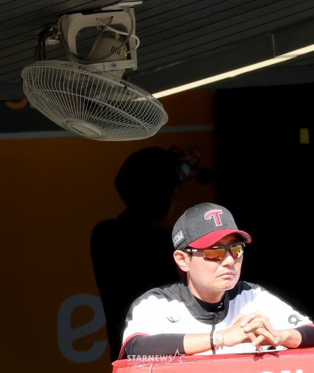 LG Twins manager Yeom Kyung-yeop watches the field during the 2026 KBO League match between SSG Landers and LG Twins at Landers Field on the 17th. 2026.05.17. /Photo=Senior reporter Kang Young-jo