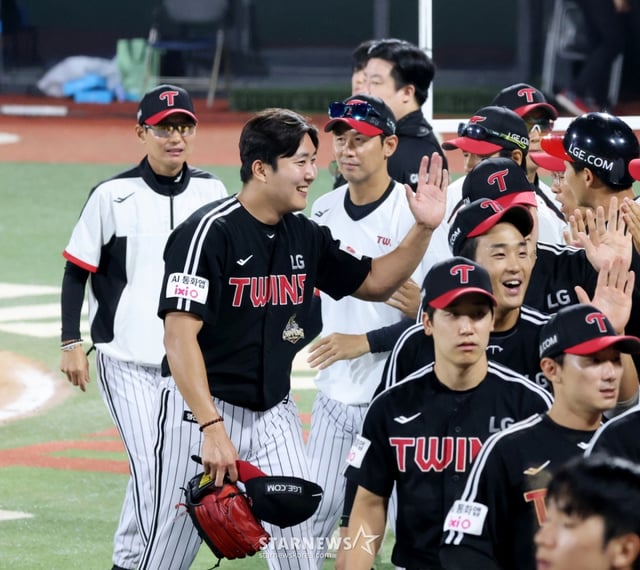 The LG team celebrates after a victory. /Photo=Senior reporter Kang Young-jo