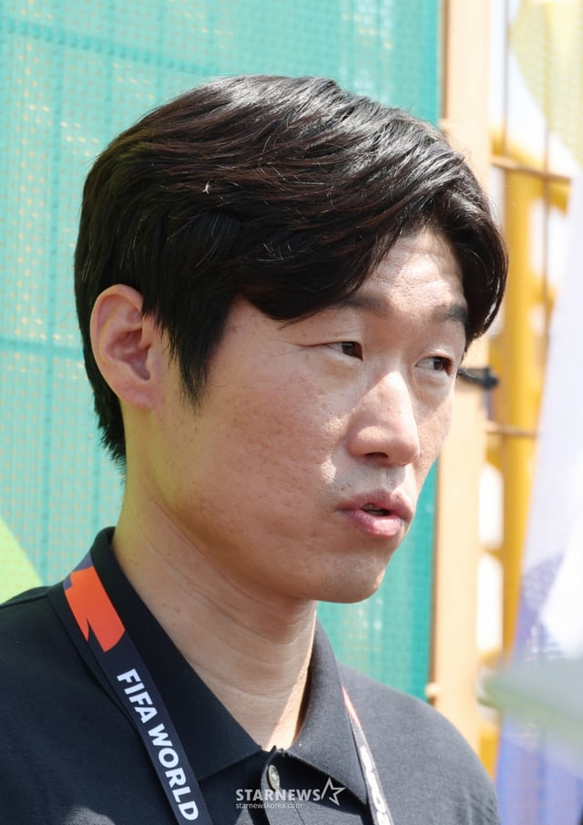 2026 북중미월드컵에 출전한 대한민국 축구 국가대표팀이 남아공전을 하루 앞둔 23일 멕시코 몬테레이 유니버시티 스타티음에서 훈련을 진행했다.  박지성 해설위원이 취재진과 인터뷰하고 있다. /사진=김진경 kim.jinkyung@